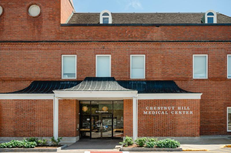 a brick building that says chestnut hill medical center
